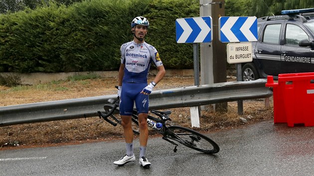 Francouz Julian Alaphilippe mus v prvn etap Tour de France po pdu znovu nasednout na kolo.