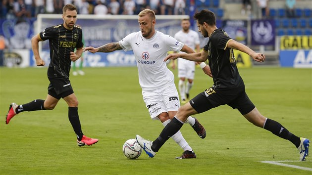 Petr Reinberk ze Slovcka (v blm) a Vojtch Kubista z Jablonce bojuj o m.