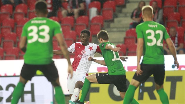 Ibrahim Traor� ze Slavie (uprost�ed) se sna�� prosadit proti obran� P��brami.