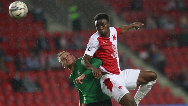Jon� Vais z P��brami (vlevo) a Ibrahim Traor� ze Slavie bojuj� ve vzduchu o m��.