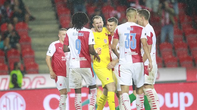 Sl�vistick� brank�� Ond�ej Kol�� (ve �lut�m) slav� se spoluhr��i sv�j g�l z pokutov�ho kopu v z�pase s P��bram�.