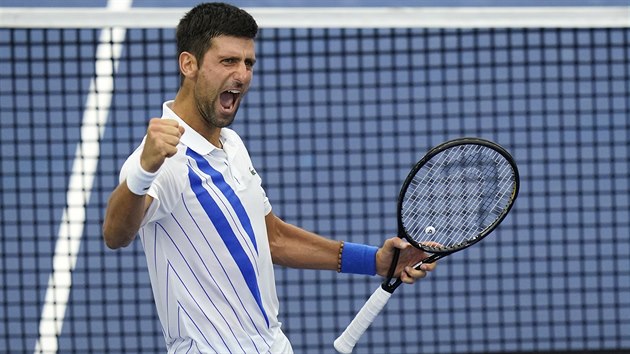 Srbský tenista Novak Djokovič se raduje z vítězství na turnaji v New Yorku.