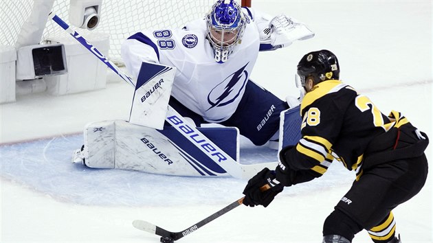 esk hokejista v dresu Bostonu Ondej Kae (zdy) se sna obelstt branke Tampy Bay Andreje Vasilevskho v utkn play off.