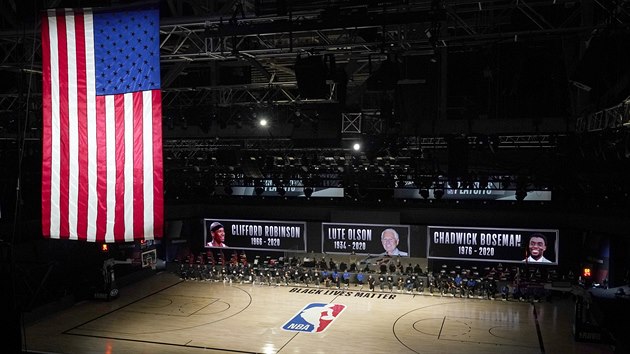 Pohled do haly ped zahjenm utkn play off NBA mezi celky Milwaukee a Orlanda. Basketbal se lou s bvalou hvzdou Cliffem Robinsonem, trenrem Lutem Olsonem a hercem Chadwickem Bosemanem.