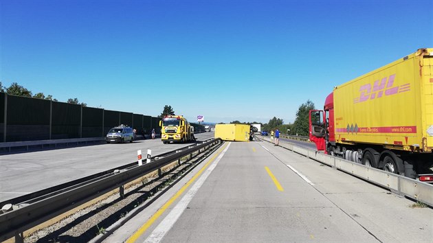 Provoz na dlnici D1 na Vysoin ve smru na Brno blokovala nehoda. Kousek za Velkm Beranovem se pes celou i vozovky pevrtil vlek, kter se odpojil z nkladnho auta.