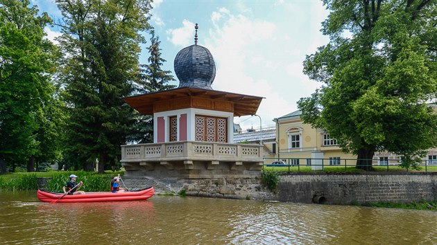 Romantick altn ve stylu tureckho pavilonu stoj ve Svtl nad Szavou hned u jezu.