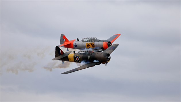 Dva cvi�n� stroje z druh� sv�tov� v�lky Harvard Mk.II na leteck�m dni v Chebu, kter� byl jedin� leto�n� leteck� den v republice (22. srpna 2020)