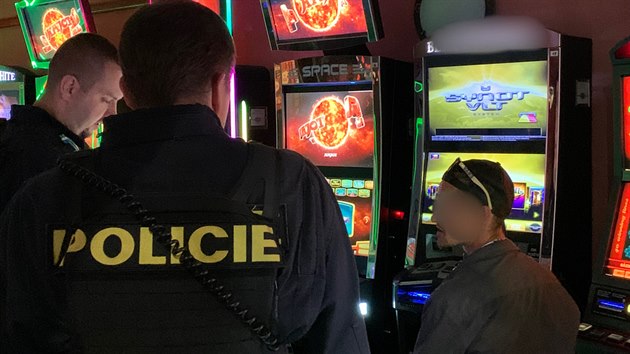Pražští policisté při akci s názvem Ruleta zkontrolovali bary, herny i kasino (22. srpna 2020)