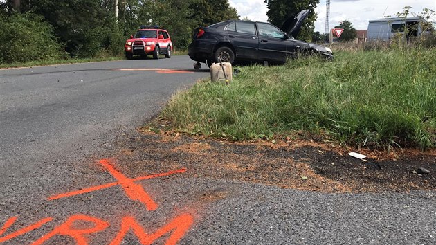Nehoda dvou osobnch aut v itce v Praze-zpad. idi jedouc z vedlej silnice nedal pednost autu na hlavn (23. srpna 2020)