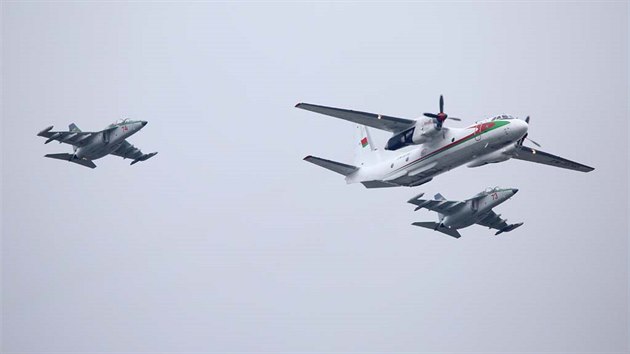 Belorusk� tranpsortn� stroj An-26 v doprovodu nov�ch cvi�n�ch stroj� Jak-130