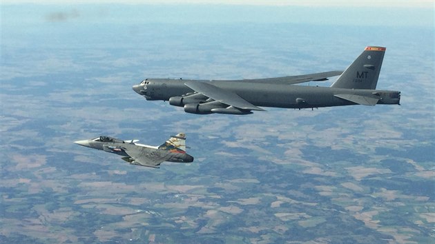 Americk bombardr B-52 v doprovodu stroje Gripen eskch Vzdunch sil bhem peletu nad eskem 28. srpna 2020