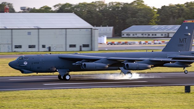 Americké bombardéry B-52 přistávají na základně Fairford v Británii kvůli sprnovému cvičení v Evropě