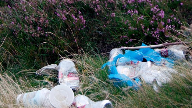 Nezodpovdn turist se neboj zanechvat odpadky ani na pokrajch britskch raelini. (16. bezna 2020)