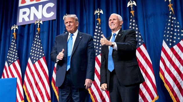 Americk prezident Donald Trump a viceprezident Mike Pence zdrav pznivce na Republiknskm nrodnm shromdn ve mst Charlotte. (24. srpna 2020)
