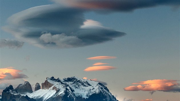 Patagonsk ufo. Vzcn lentikulrn neboli okovit mraky, pipomnajc invazi z vesmru, zachytil amatrsk rusk fotograf Dmitrij Dubikovskij v nrodnm parku Torres del Paine v Patagonii bhem putovn po Chile. Z odbornho hlediska se jedn o nehybn vcevrstv tvary, kter se tvo ve vysokch nadmoskch vkch na zvtrn stran horskch masiv.