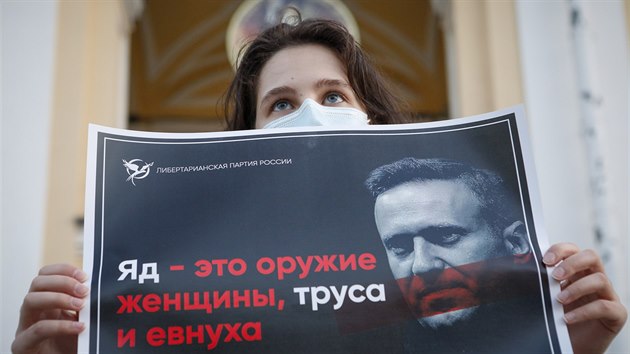 Demonstrantka drží plakát na podporu vůdce ruské liberální opozice Alexeje Navalného, který skončil v nemocnici. Podle jeho příznivců byl otráven jedem. (20. srpna 2020)