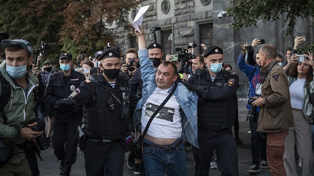 Rusk policie odvd demonstranta, kter vyjadoval podporu vdci rusk liberln opozice Alexeji Navalnmu, jen skonil v nemocnici. Podle jeho pznivc byl otrven jedem. (20. srpna 2020)