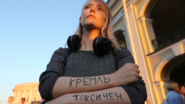 Demonstrantka vyjadřuje podporu vůdci ruské liberální opozice Alexeji Navalnému, který skončil v nemocnici. Podle jeho příznivců byl otráven jedem. (20. srpna 2020)