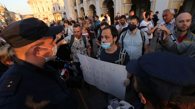 Demonstrant drží transparent na podporu vůdce ruské liberální opozice Alexeje Navalného, který skončil v nemocnici. Podle jeho příznivců byl otráven jedem. (20. srpna 2020)
