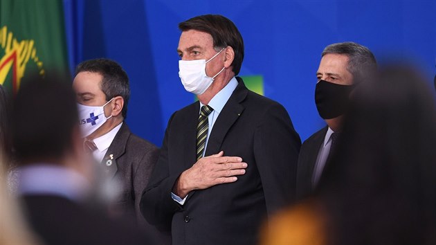 Brazilský prezident Jair Bolsonaro s rouškou proti koronaviru na akci „Brazílie poráží koronavirus“. Brazílie má po USA největší počet nakažených i lidí, kteří zemřeli na covid-19. (24. srpna 2020)