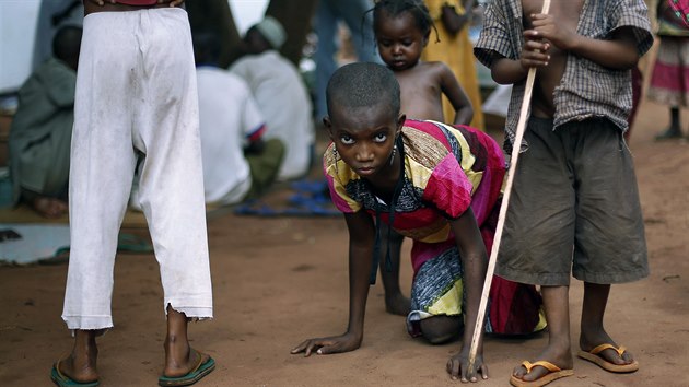 Africk dvka, kter ztratila nohy kvli dtsk obrn, se plaz k zchodm zzenm katolickou charitativn organizac. (14. srpna 2014)