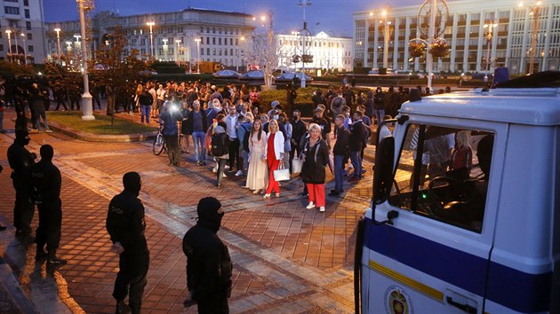 Blorusk policie stoj proti demonstrantm, kte protestuj proti prezidentovi Alexandrovi Lukaenkovi. (26. srpna 2020)