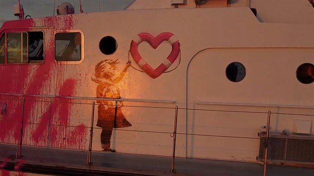 Loď na pomoc migrantům ve Středozemním moři Louise Michel, kterou financuje britský streetartový umělec Banksy. Loď zdobí výtvarníkovo dílo. (17. srpna 2020) 