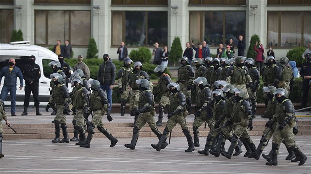 Blorusk podkov sly stoj proti demonstrantm, kte protestuj proti bloruskmu prezidentovi Alexandrovi Lukaenkovi. (27. srpna 2020)