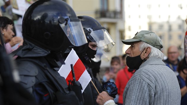 Blorusk podkov sly stoj proti demonstrantm, kte protestuj proti bloruskmu prezidentovi Alexandrovi Lukaenkovi. (27. srpna 2020)