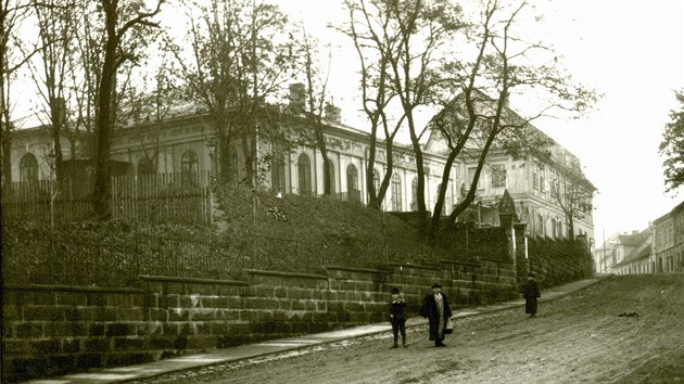 Kesslerova pivnice (vlevo) u Hornobranské ulice (nyní K nemocnici) patřila na konci 19. století k nejoblíbenějším hospodám, díky velkému sálu a terasy se tam konala i většina městských akcí.