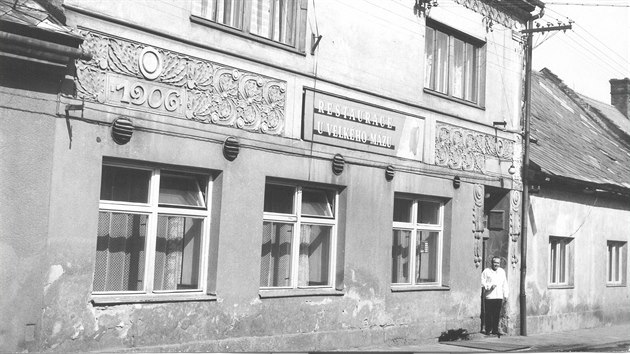 Už neexistující restaurace U velkého mázu na Hoblíkově ulici v Novém Jičíně v roce 1966.