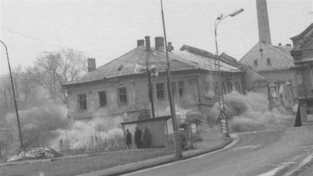 Potaj vyfotografovan odstel budovy restaurace U Zlatho ke 17. prosince 1970 na ulici Rud armdy, nyn Doln brna. Nyn na tomto mst stoj nevyuvan objekt tzv. J klubu.
