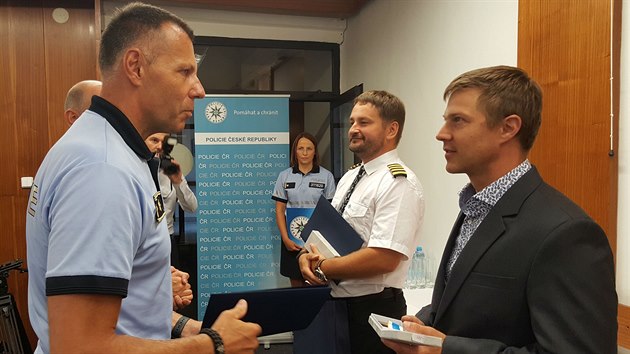 Krajsk policejn editel Tom Kuel (vlevo) pedv ocenn zchrani Petru Havrlantovi, kter se podlel na dopaden vraha z ostravsk fakultn nemocnice, vedle pilot vrtulnku Tom krablek. (24. srpna 2020)