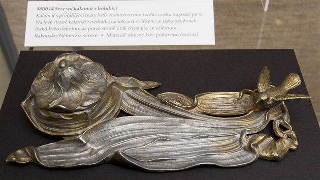 Secesn kalam s holubic z vstavy Zmizel svt kalam aneb Co je psno, to je dno v galerii Nrodopisnho muzea v Plzni (13. srpna 2020)