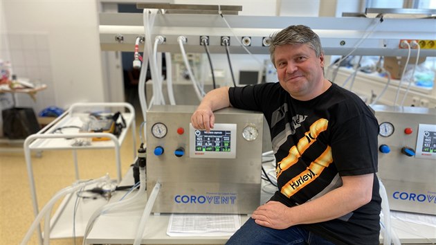 Vynálezce a expertove na biomedicínské inženýrství Karlu Roubík s plicním ventilátorem CoroVent. (jaro 2020)
