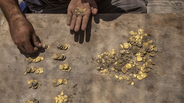 V Izraeli objevili vzácné, více než tisíc let staré mince z čistého zlata. (18. srpna 2020)