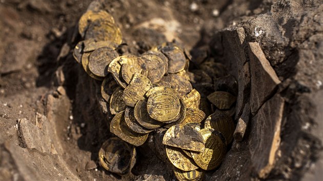V Izraeli objevili vzácné, více než tisíc let staré mince z čistého zlata. (18. srpna 2020)