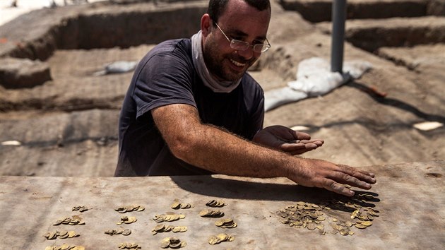V Izraeli objevili vzcn, vce ne tisc let star mince z istho zlata. (18. srpna 2020)