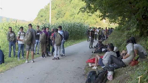 Skupina migrantů uvázla u bosenského města Bosanska Otoka. (24. srpna 2020)