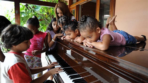 Brazilská poslankyně Flordelis dos Santosová se svými dětmi (21. října 2009)