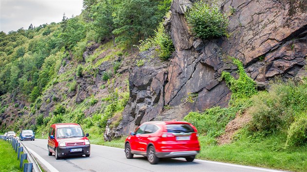 Odbornci chystaj opravit skaln masiv u eskho Krumlova, kter by mohl ohrozit idie na silnici mezi eskm Krumlovem a Vtnm.