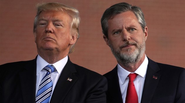 Bval rektor Liberty University Jerry Falwell s prezidentem USA Donaldem Trumpem (13. kvtna 2017)