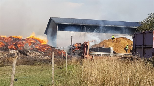 V Romitle pod Temnem na Pbramsku vzplanula hromada devn tpky. (26. srpna 2020)