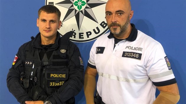 Policist Jakub Jelnek a Josef Komk zachrnili ze zakouenho domu v Lovicch ti dti.