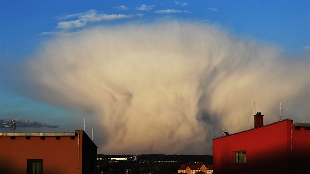 Snhov pehka s mraky tvaru atomovho hibu nad Jihlavou (25. dubna 2016)