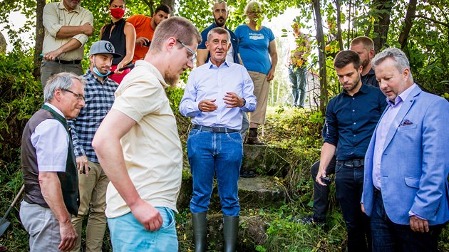 Premir Andrej Babi a ministr ivotnho prosted Richard Brabec asistovali pi vysazovn perlorodek do eky Male.
