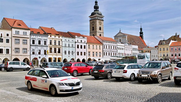 N�m�st� toti� p�es den slou�� mnoh�m �idi��m jako parkovi�t�, co� mnoha lidem v centru m�sta vad�.