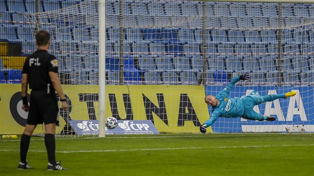 Zlnsk brank Dostl inkasuje od Danka ze Slovcka z penalty.