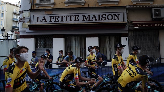 Cyklist Jumbo-Visma ped startem Tour v Nice.