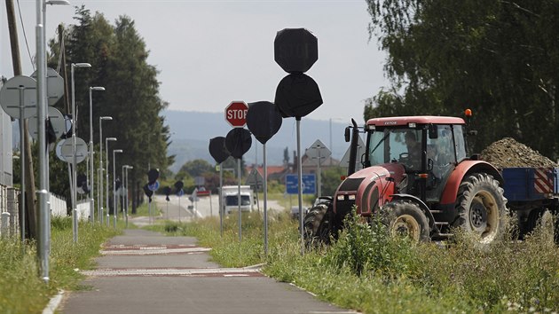 Jako ern straci nyn vypadaj dopravn znaky podl nov stezky pro chodce a cyklisty ve drci nad Doubravou. Po kritice i doporuen policie je nechala radnice zakrt ernmi foliemi. Nkter z pytl u stihl pokodit vtr. Jak bude znaen vypadat, by se mlo rozhodnout v ptm tdnu.